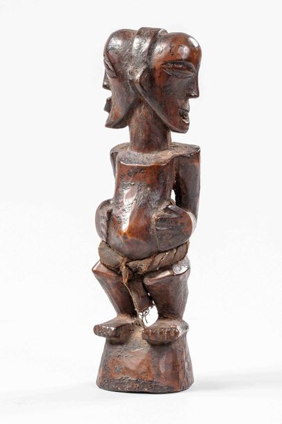 null Statuette janiforme. Bois SONGYE - ex Congo belge avant 1960		

H : 22 cm