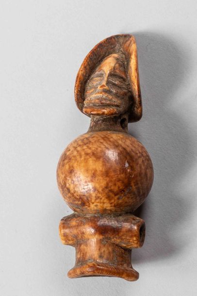 null Sifflet. Ivoire CHOKWE - ex Congo belge avant 1940				

H : 9 cm