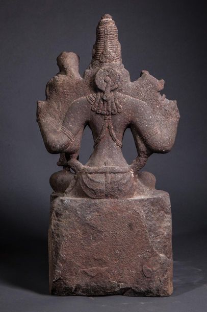 null Shri-Devi parèdre de Vishnu assise en lalita asana sous sa forme à 4 bras tenant...