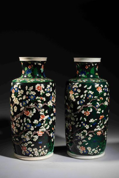 null Paire de vases cylindriques à décor de la famille noire. Céramique de samson....