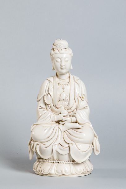 null Le Boddhisattva Kwan Yin vêtu de sa robe monastique assis en méditation sur...