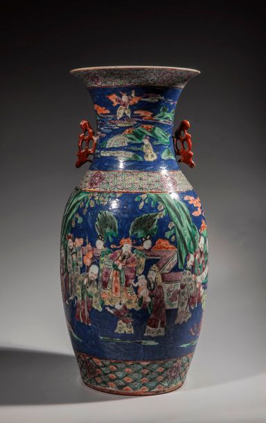 null Vase balustre en porcelaine de la famille verte illustré de scènes de palais...