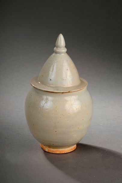null Urne couverte Qinbaï pansue à fond plat et couvercle conique à tenon de préhension....