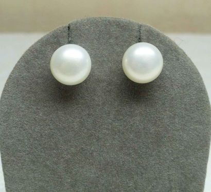 null Paire de boucles d'oreilles en perles de culture naturelles forme "bouton" pour...