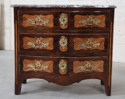 null RARE PETITE COMMODE MARQUETEE REGENCE

En placage de bois précieux, galbée en...