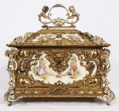 null IMPORTANT COFFRET "ROCCOCO" XIXè

En plaques de porcelaine peinte à motif de...