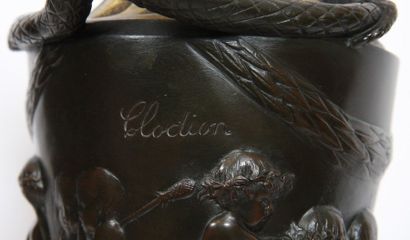 null PAIRE D'AIGUIERES NEO-CLASSIQUES DE CLODION (1738-1814)

En bronze patiné et...