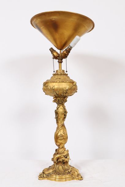 null IMPORTANTE LAMPE EN BRONZE DORE ROCAILLE 1900 DE A. ROSE

En bronze doré et...