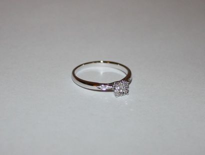 null Bague solitaire en or blanc centrée d'un diamant 0,09 carat, poids or 2.36 ...