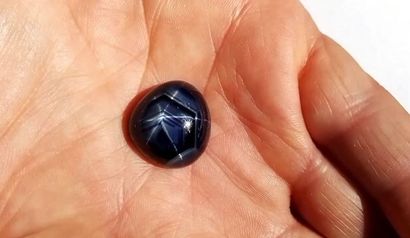 null EXCEPTIONNEL ET RARE SAPHIR ETOILE 44 CARATS 74
Saphir étoilé bleu, de Madagascar,...