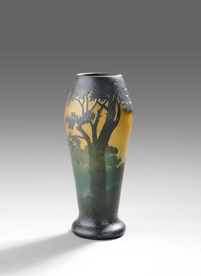  MÜLLER FRERES Lunéville
Important vase en verre soufflé multicouche à décor de paysage... Gazette Drouot