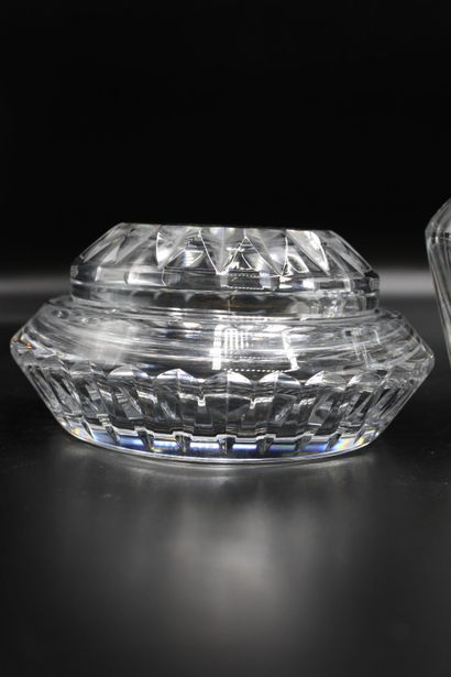 null BACCARAT. Nécessaire of toilet in cut crystal including a box (height: 6.5cm,...