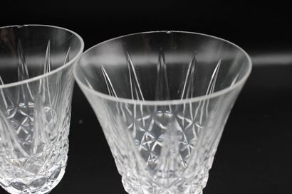 null SAINT-LOUIS. Model Tarn. Crystal service of 25 pieces including: 5 flutes, 10...