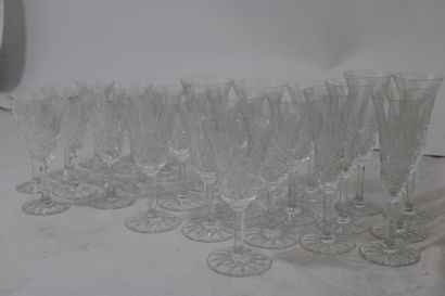 null SAINT-LOUIS. Model Tarn. Crystal service of 25 pieces including: 5 flutes, 10...