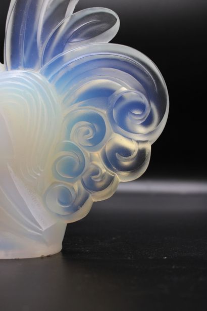 null SABINO France. Subject in pressed opalescent molded glass representing a rooster,...