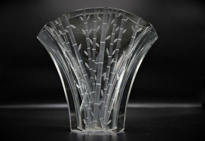null BACCARAT. Model Ginko. Crystal vase decorated with bamboo branches in satin...