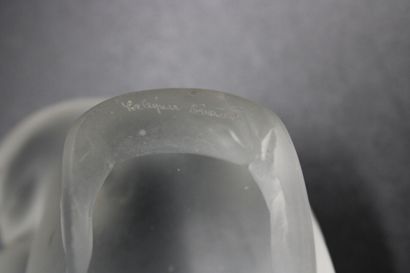 null LALIQUE France. Swallow in satin-finish crystal, signed on the bottom. Dimensions:...