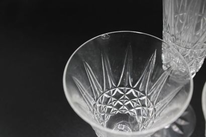 null SAINT-LOUIS. Model Tarn. Crystal service of 25 pieces including: 5 flutes, 10...