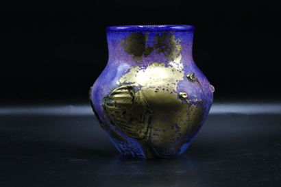 null Jean-Claude NOVARO (1943-2014). Vase in blue and gilded glass with decoration...