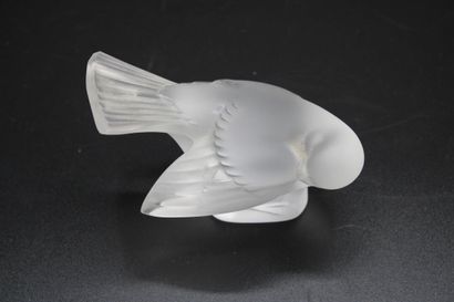 null LALIQUE France. Swallow in satin-finish crystal, signed on the bottom. Dimensions:...