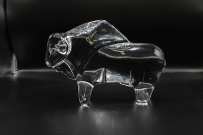 null DAUM France. Crystal bull, signed on a back leg. Dimensions: 19x27x8.5cm. 