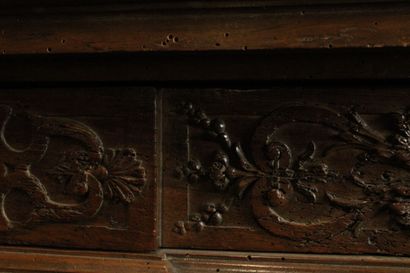 null Renaissance cabinet in molded and carved wood, decorated with shells and acanthus...