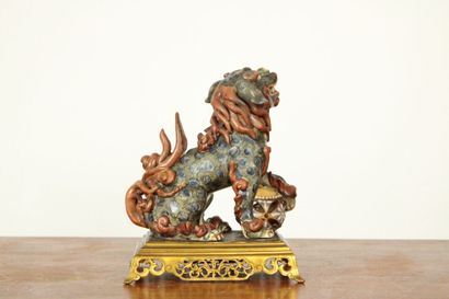 null CHINA. Dog of fô in natural hard stone on its metal base. 20th century. Dimensions...