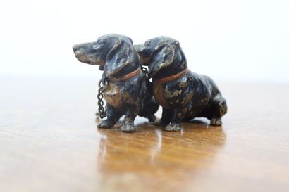 null VIENNA. Two dachshunds, bronze. XIXth century. Dimensions : 3.5 x 6 x 6 cm.