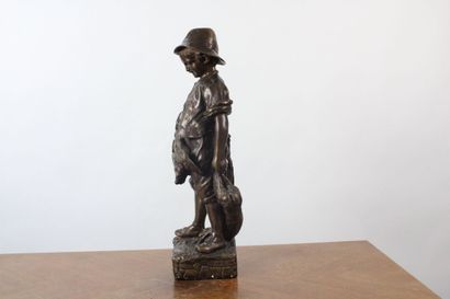 null Ecole du début du XIXème siècle. 
Enfant chasseur, bronze à patine brune, signé...