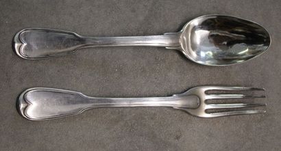 null Two cutlery, one shell model and the other net model in silver. Hallmarked master...