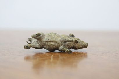 null VIENNE. Cochon en marche, bronze. XIXème siècle. Dimensions : 3 x 5.5 x 2 c...