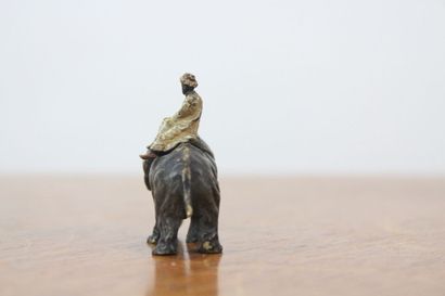 null VIENNE. Africain sur un éléphant, bronze. XIXème siècle. Dimensions : 4 x 5...