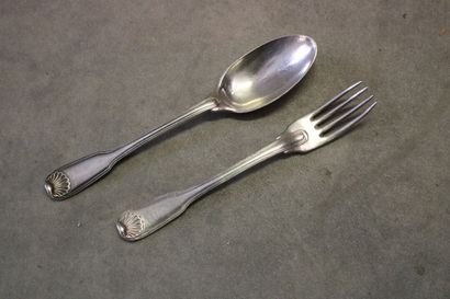 null Two cutlery, one shell model and the other net model in silver. Hallmarked master...