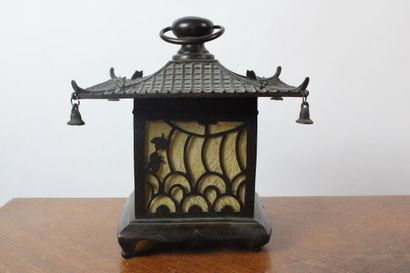 null CHINE.
Réunion d'objets en bronze comprenant une lanterne en forme de maison...
