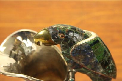 null Carafe casque en métal argenté, prise en forme de perroquet. XIXe siècle. Dimensions...