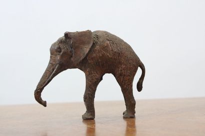 null VIENNA. Elephant, bronze. XIXth century. Dimensions : 10 x 14 x 5.5 cm.