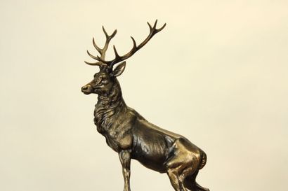 null École du XIXe. Sculpture en métal ciselé représentant un cerf sur un socle en...