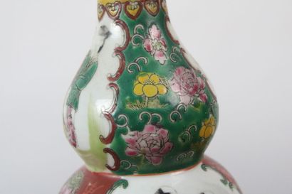 null CHINE. CANTON. 
Réunion d'un vase double gourde en porcelaine à décor de scènes...