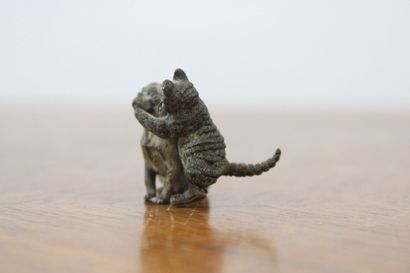 null VIENNE. Chiot et chaton jouant, bronze. XIXème siècle. Dimensions : 2.5 x 3...