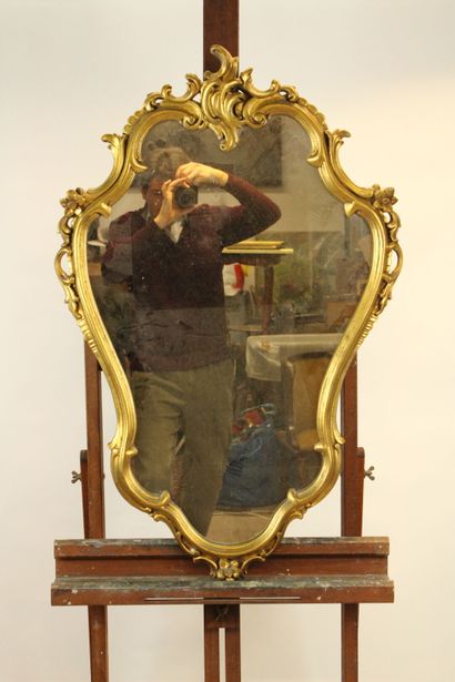 null Carved, molded and gilded wood mirror. Louis XV style. Dimensions : 90 x 58...