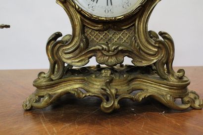null Gilded bronze trim, the clock of moved form with decoration of shells and volutes,...
