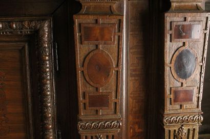 null Renaissance cabinet in molded and carved wood, decorated with shells and acanthus...