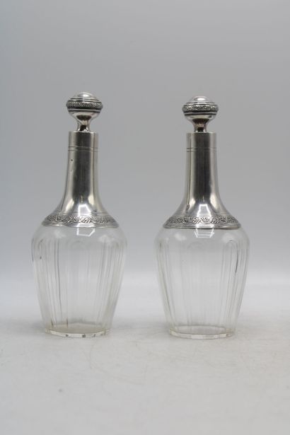 null Meeting of a pair of glass decanter silver mount. Height: 19 cm. And a set of...