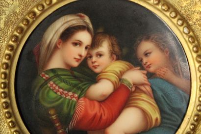 null D'après Raphaël 
Vierge à la chaise, huile sur porcelaine. Fin XIXème siècle....