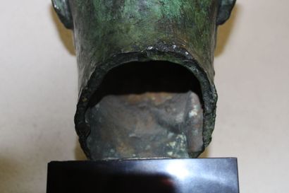 null School of the XXth century
Head of man, bronze with green patina. Marble base....