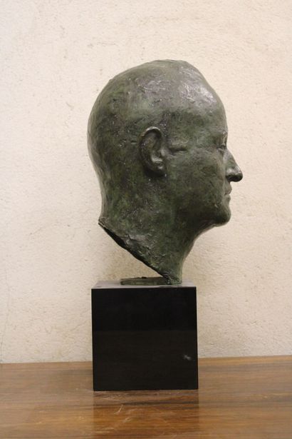 null School of the XXth century
Head of man, bronze with green patina. Marble base....