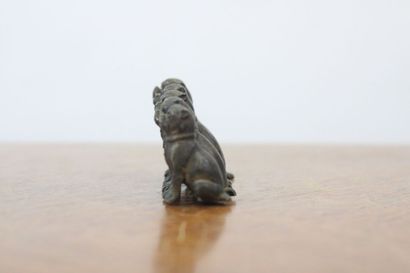 null VIENNA. Suite of five sitting dogs, bronze. 19th century. Dimensions : 4 x 8...