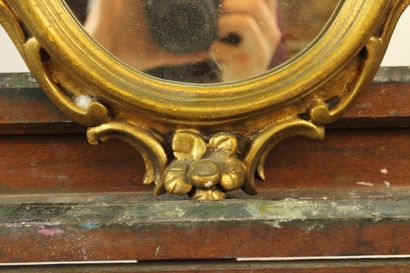 null Miroir en bois sculpté, mouluré et doré. Style Louis XV. Dimensions : 90 x 58...