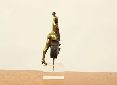 null Francis LANERY (1950)
Femme à la contrebasse, bronze à patine brune et mordoré,...