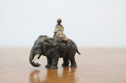 VIENNE. Africain sur un éléphant, bronze....
